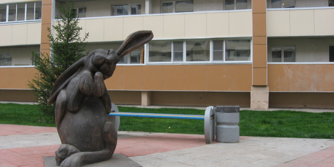 Скульптура_во_дворе_дома_№98_по_улице_Зорге_(Новосибирск)