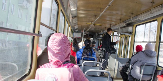 Пассажиры трамвай внутри- arzik2